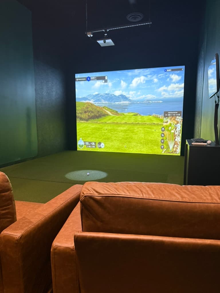 Five TrackMan Bays
